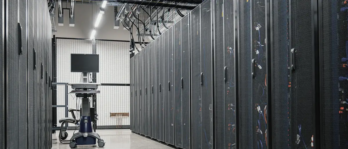 Serverrack i en mørk datahall